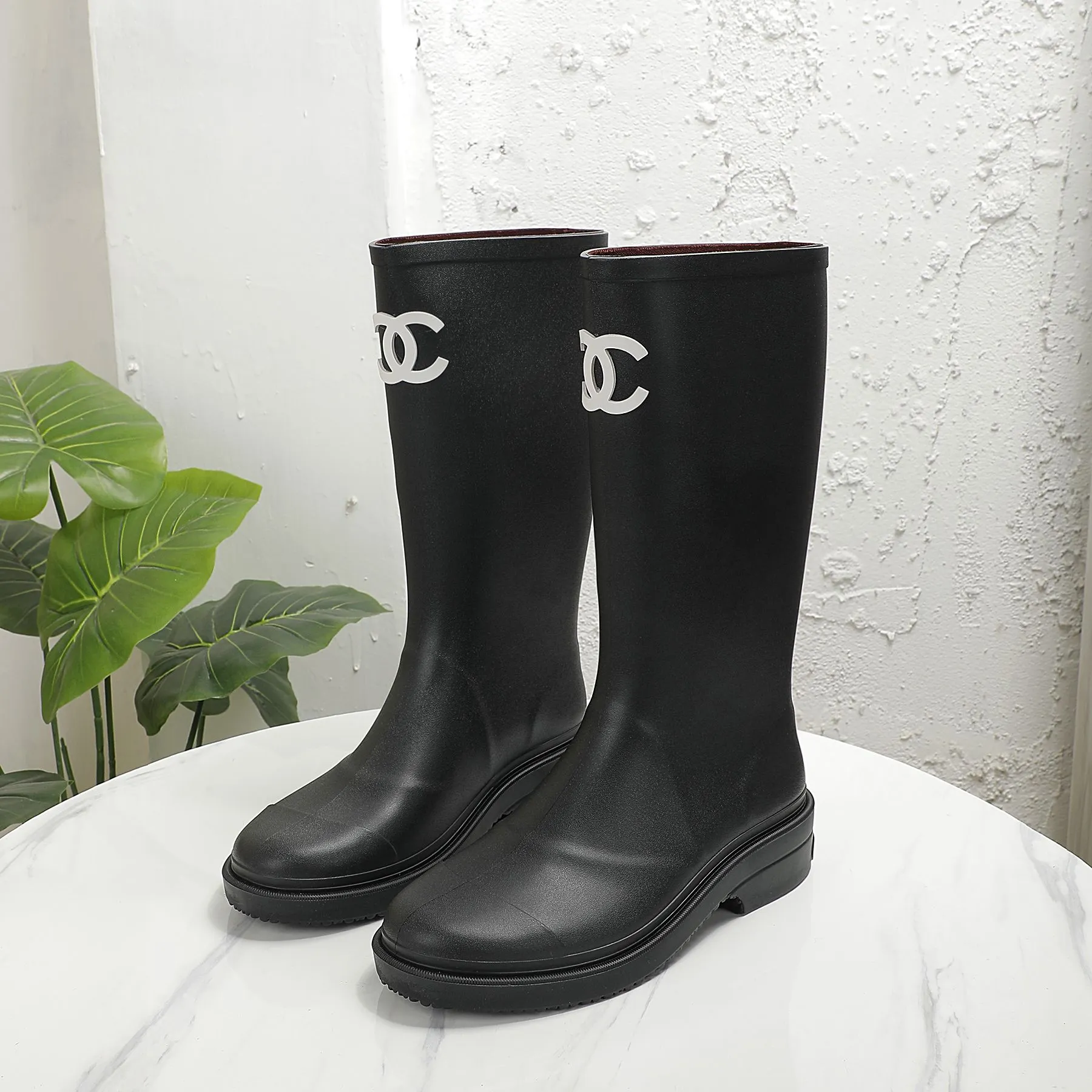 👟👟Ex-factory price 460👟👟 Women's Shoes Factory Women's Shoes Women's Clothing Women's CH Rain Boots CHANEL Chanel 22vs Summer Internet Celebrity Popular Rain Boot Series [Colorful Hot One-piece Rain Boots] I bought a pair of rain boots that are very good-looking this season. They are limited to single digits in domestic counters. You can’t get them unless you are Vic. I am so lucky. I really love these rain boots. I love them so much. The upper feet are soft and waxy. They are so comfortable. With these boots, whether you have O-shaped legs, Purchased at counter for 7800! ! ! Exclusive mold opening and customization on the entire network, after one month of adjustment to restore the genuine grade, counter inspection level, only genuine grade! ! Flash sale on all products on the market! ! Fabric: Original open mold T👟👟Ex-factory price U one-piece molding Inner: Original customized imported Lycra injection molding Feet: Original injection molding pad Packing: Original packaging Code number: 35-41 ☀Color: 5 colors produced simultaneously on the official website